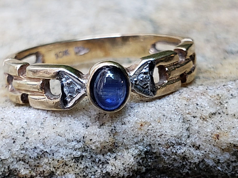 Cabochon Blue Sapphire and Diamond Ring / Sapphire and Diamond Ring / September Birthstone Ring