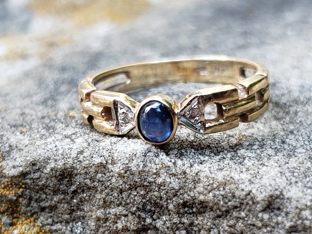 Cabochon Blue Sapphire and Diamond Ring / Sapphire and Diamond Ring / September Birthstone Ring
