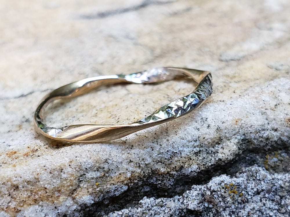 Two tone statement ring / White gold textured ring / Wavy Yellow and White Gold Band / Möbius ring
