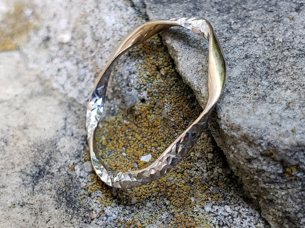 Two tone statement ring / White gold textured ring / Wavy Yellow and White Gold Band / Möbius ring