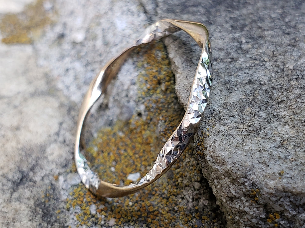 Two tone statement ring / White gold textured ring / Wavy Yellow and White Gold Band / Möbius ring