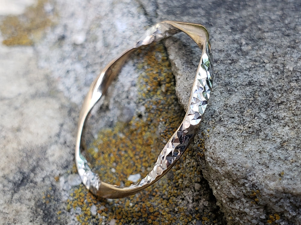 Two tone statement ring / White gold textured ring / Wavy Yellow and White Gold Band / Möbius ring