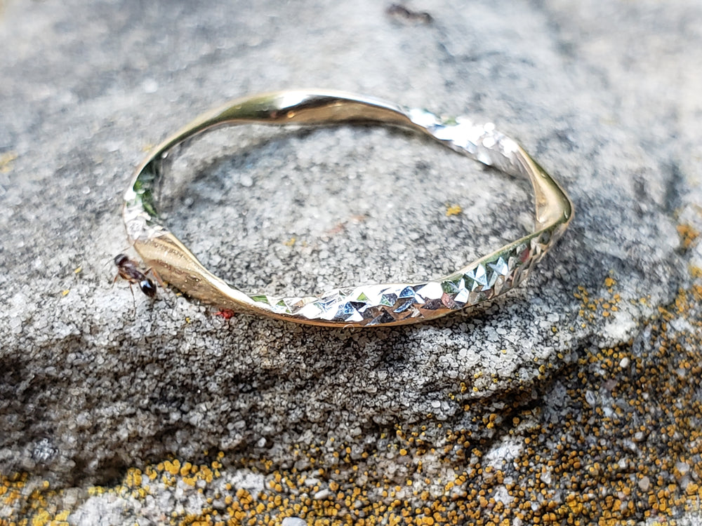 Two tone statement ring / White gold textured ring / Wavy Yellow and White Gold Band / Möbius ring