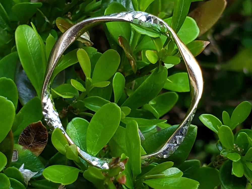 Two tone statement ring / White gold textured ring / Wavy Yellow and White Gold Band / Möbius ring