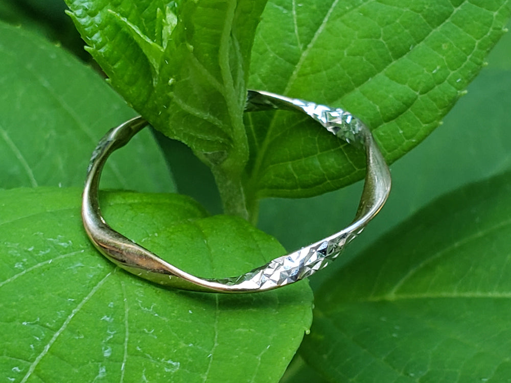 Two tone statement ring / White gold textured ring / Wavy Yellow and White Gold Band / Möbius ring