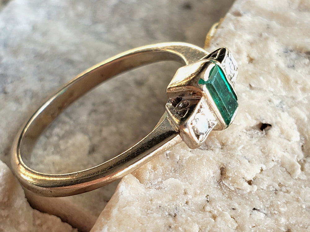 Art Deco Emerald and Diamond Ring /Platinum Art Deco Ring