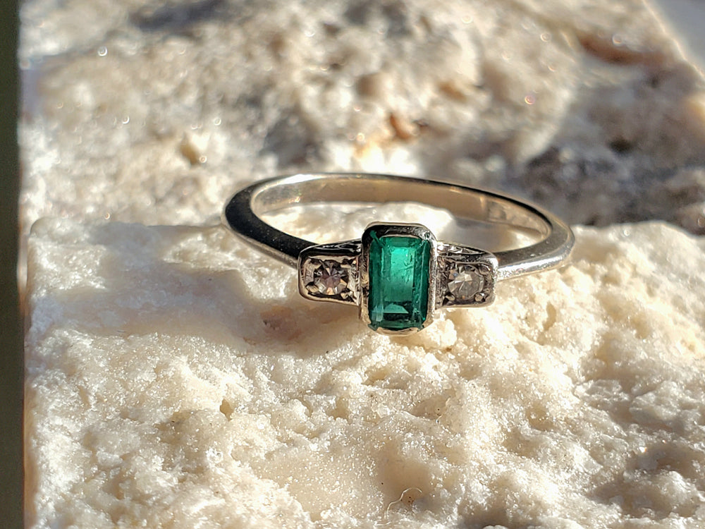 Art Deco Emerald and Diamond Ring /Platinum Art Deco Ring
