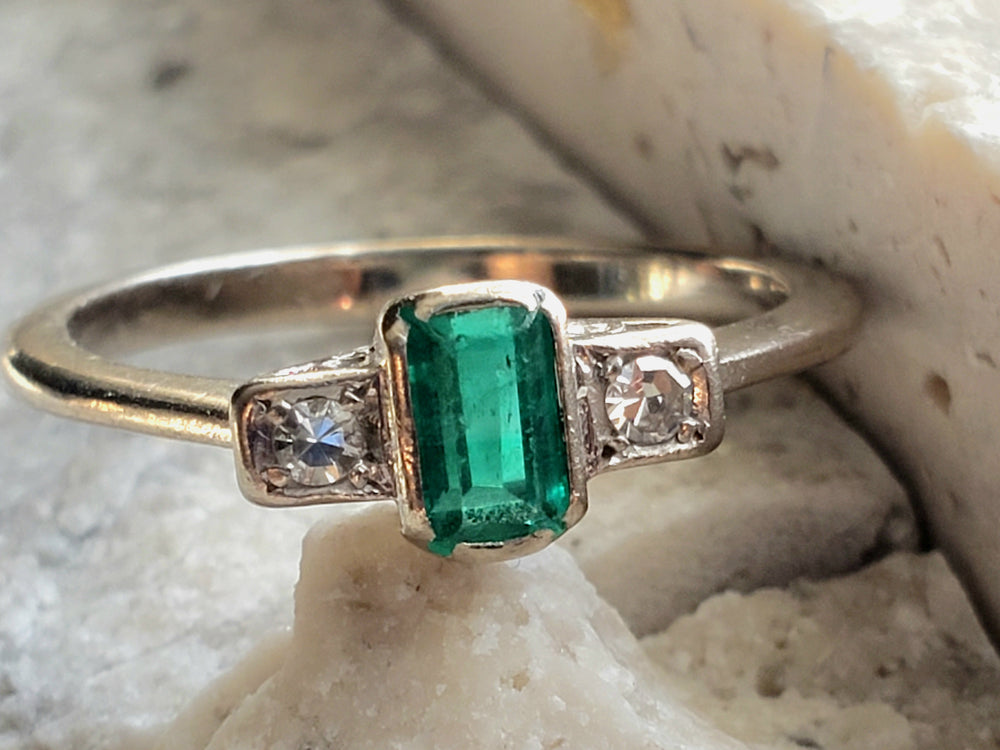 Art Deco Emerald and Diamond Ring /Platinum Art Deco Ring
