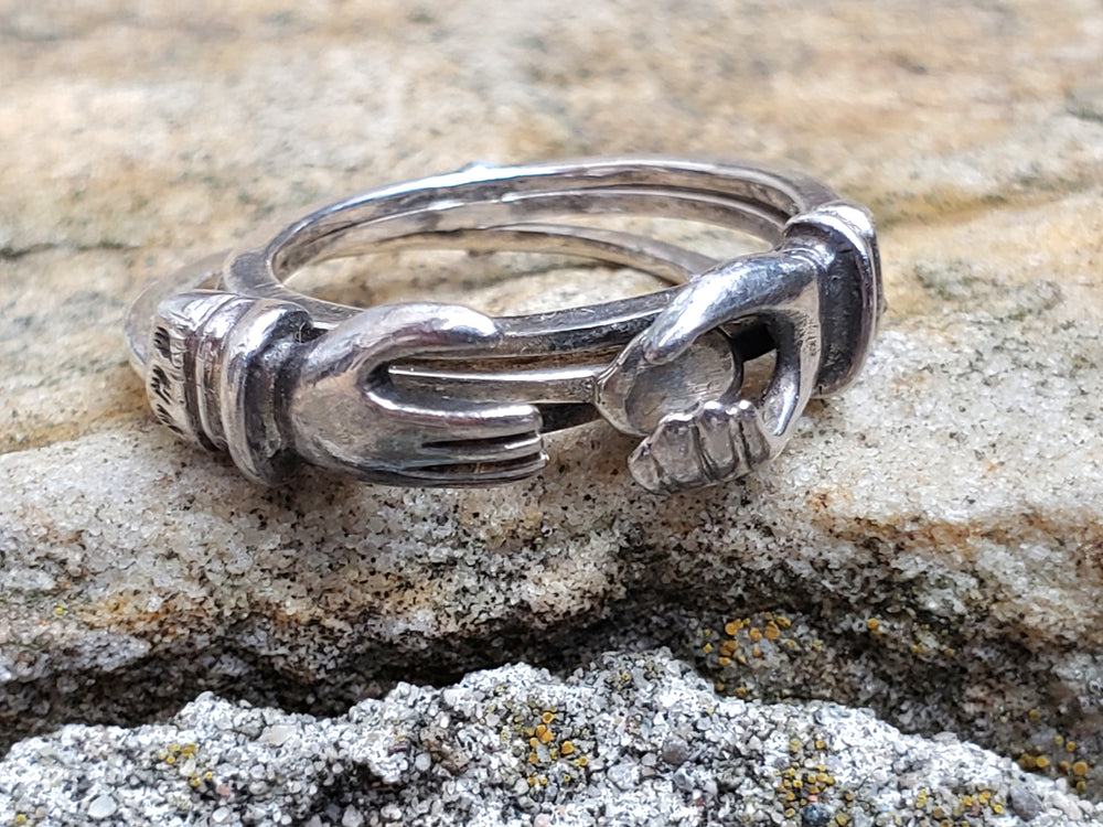 Fede Gimmel Ring / Claddagh Ring / Hands clasping band / Hidden Heart / Promise Ring