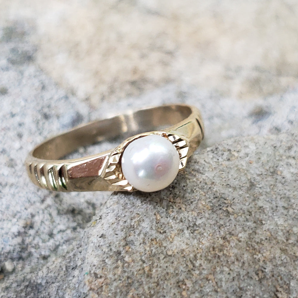 June Birthstone / Pearl Ring / Pearl Solitaire / Pearl and Gold Birthstone Ring